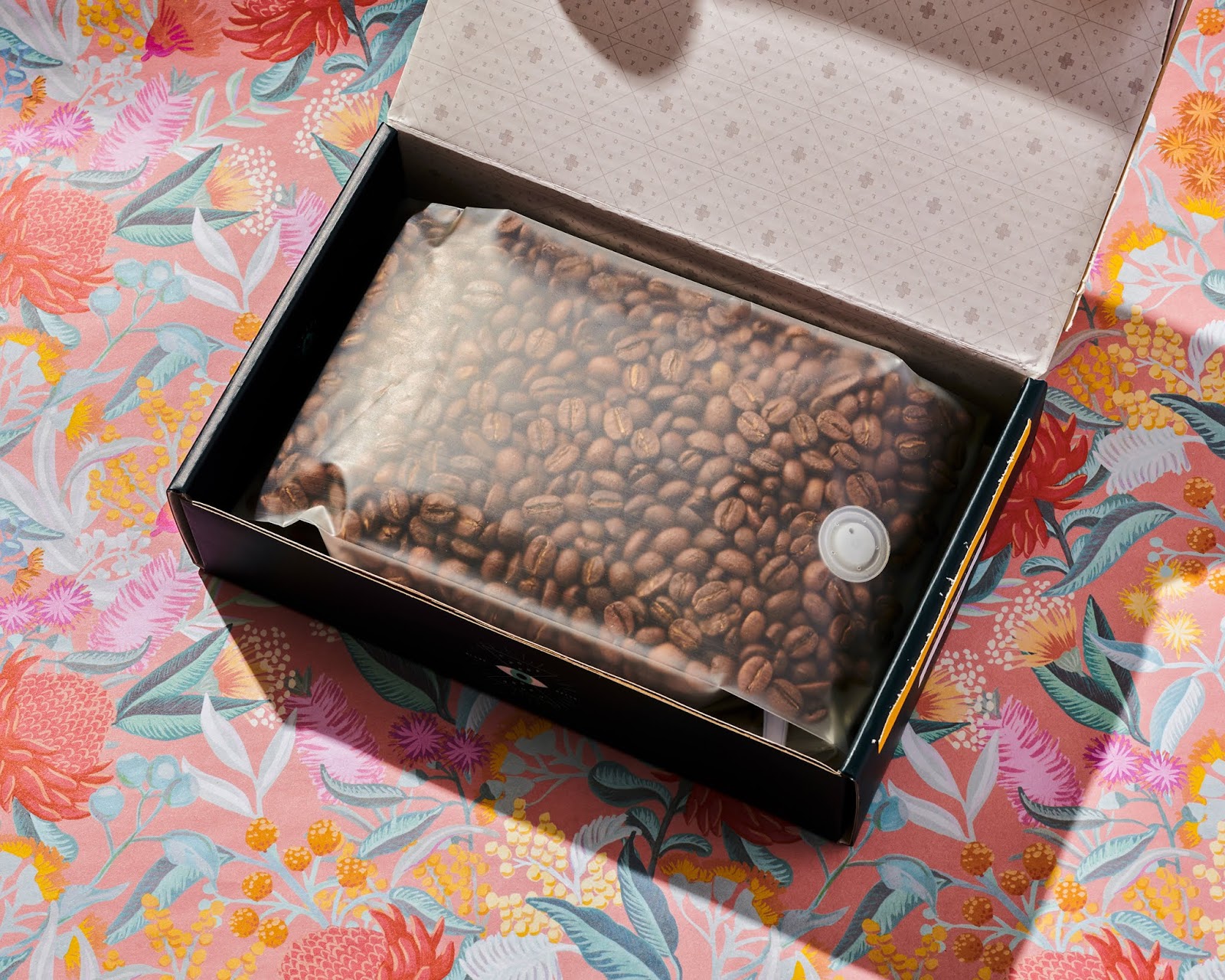 包裝盒設(shè)計(jì)像個(gè)寶石盒(圖3)