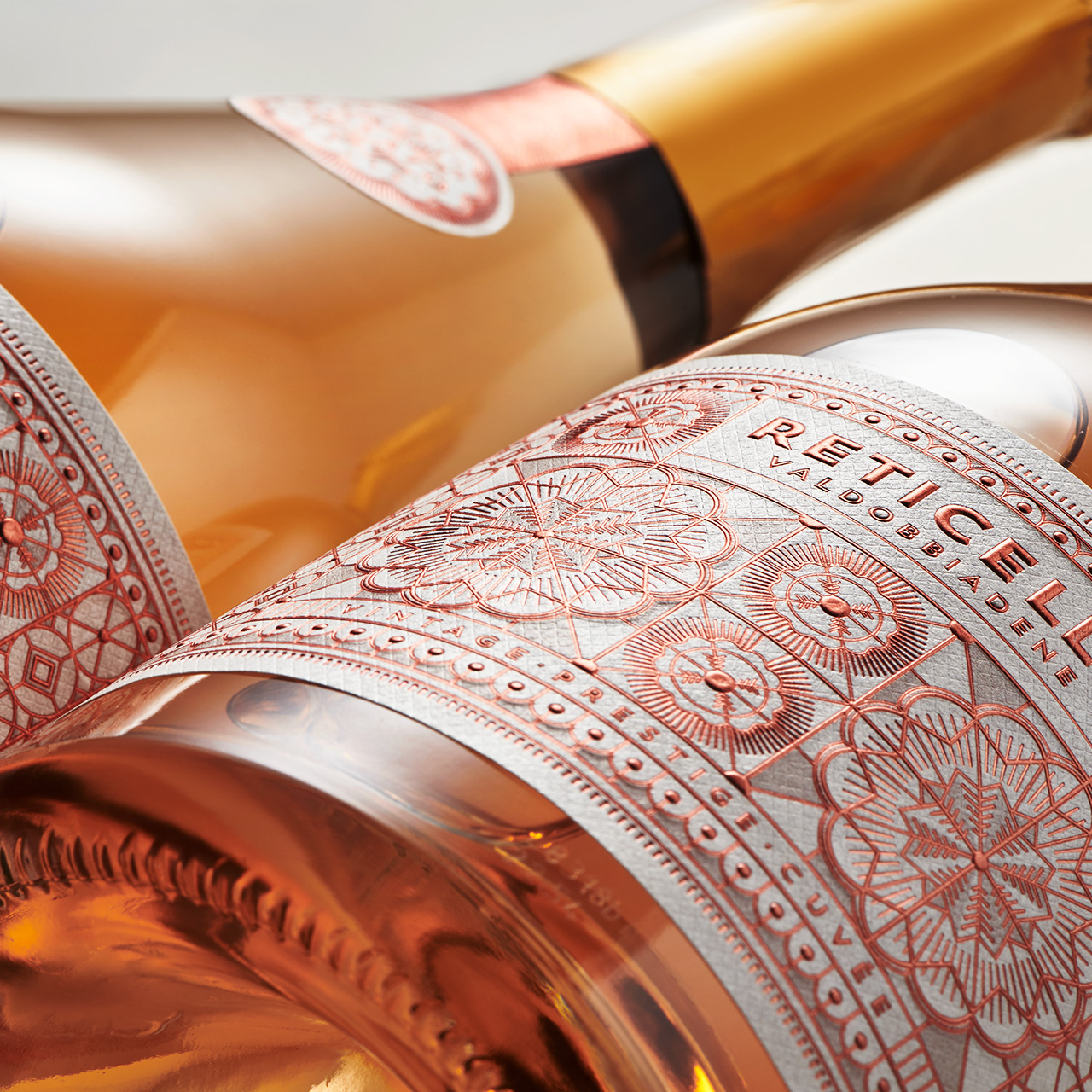 東營(yíng)酒標(biāo)設(shè)計(jì)線條燙金更奢華(圖2)