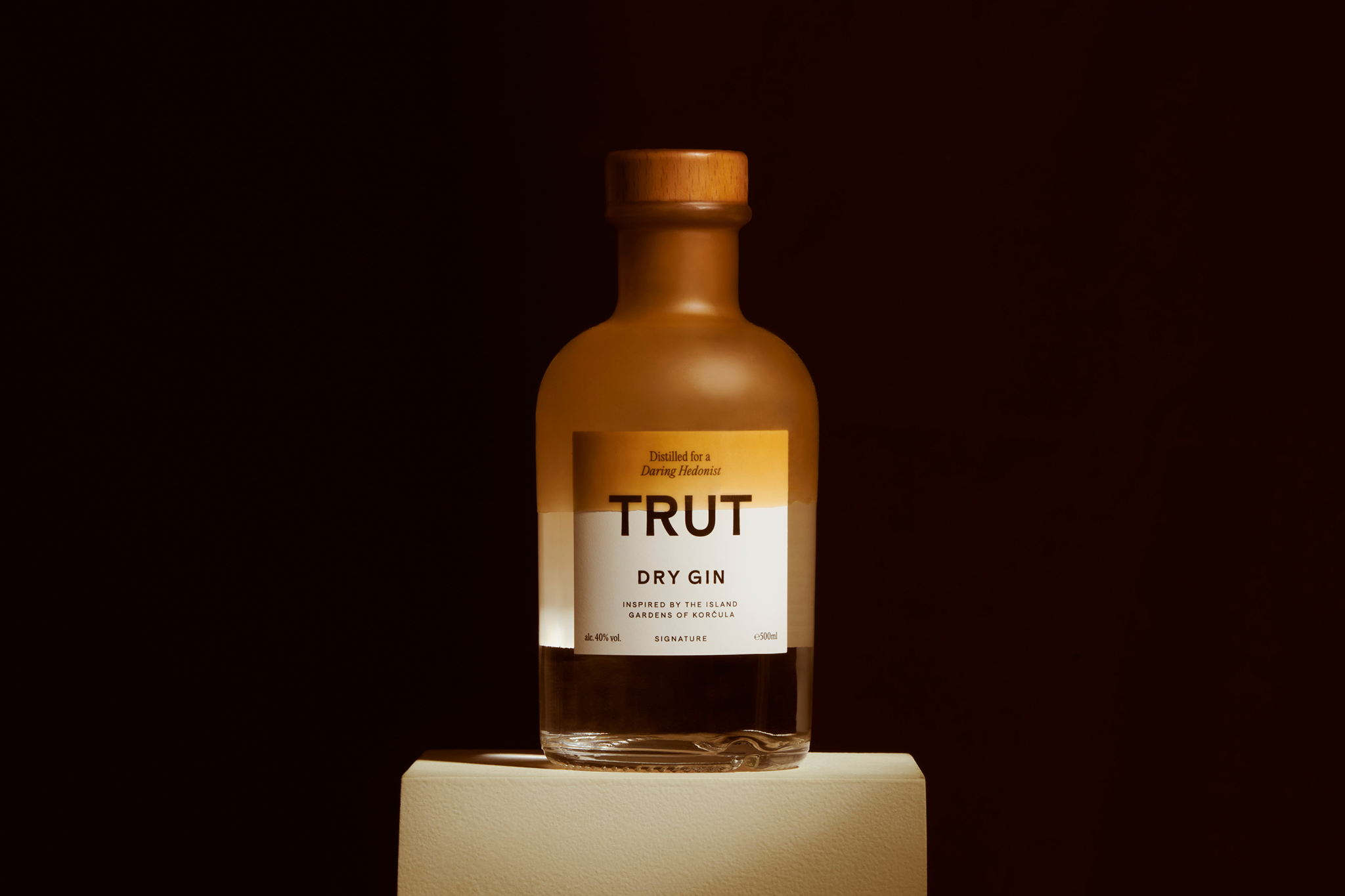 TRUT酒包裝，迷人的酒瓶專注于每一個(gè)設(shè)計(jì)細(xì)節(jié)(圖1)