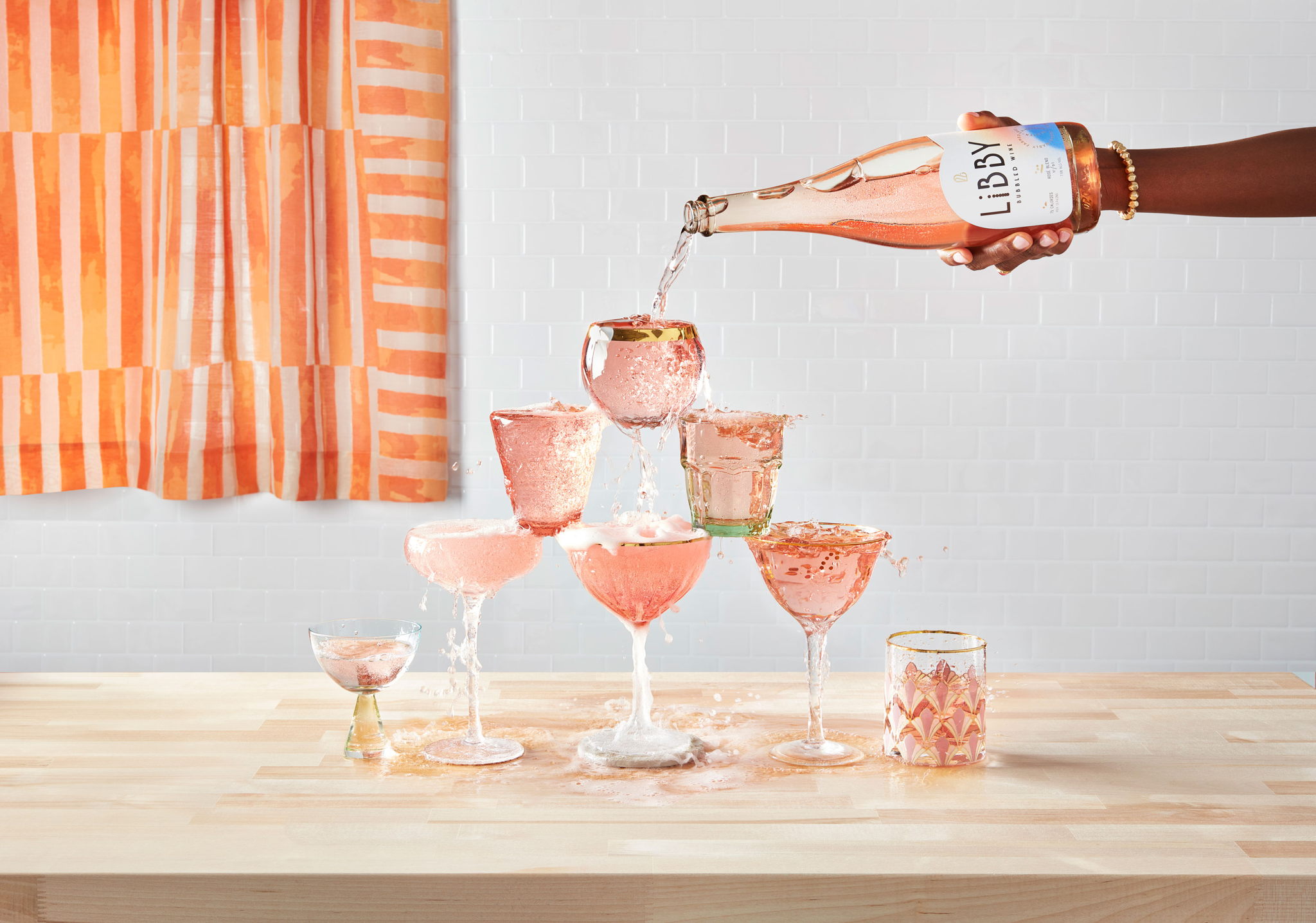 起泡葡萄酒包裝這樣設(shè)計(jì)有趣并充滿活力(圖4)