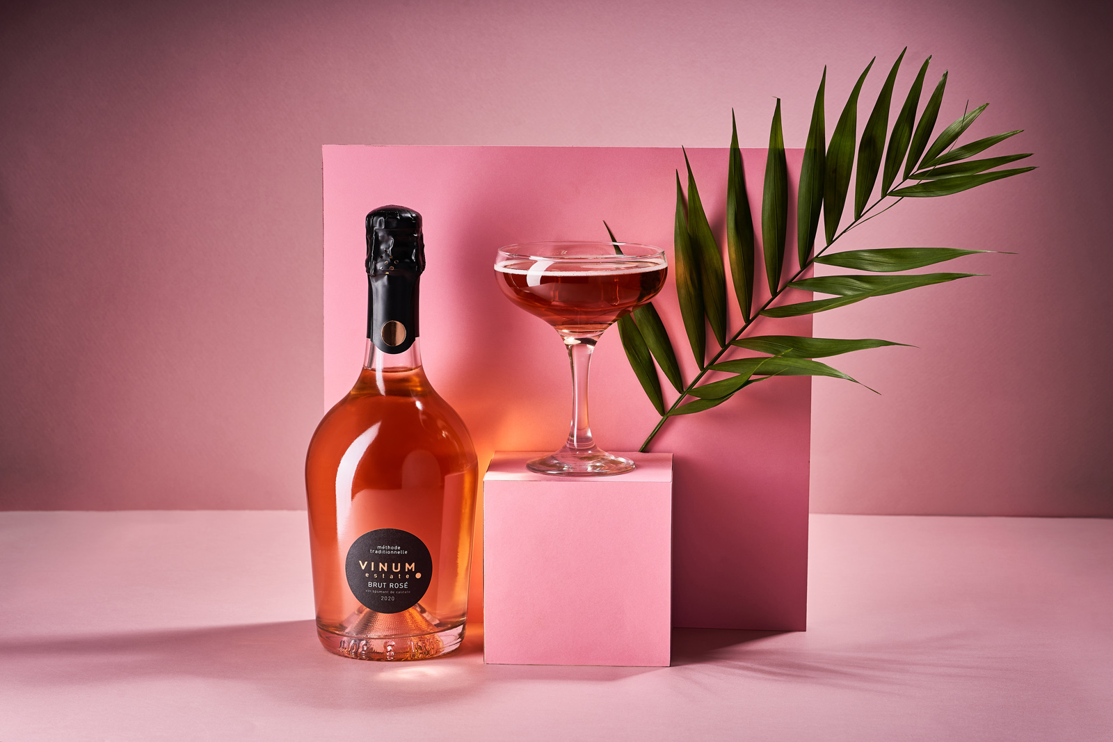 圓點符號為設計元素的起泡酒包裝設計(圖5)