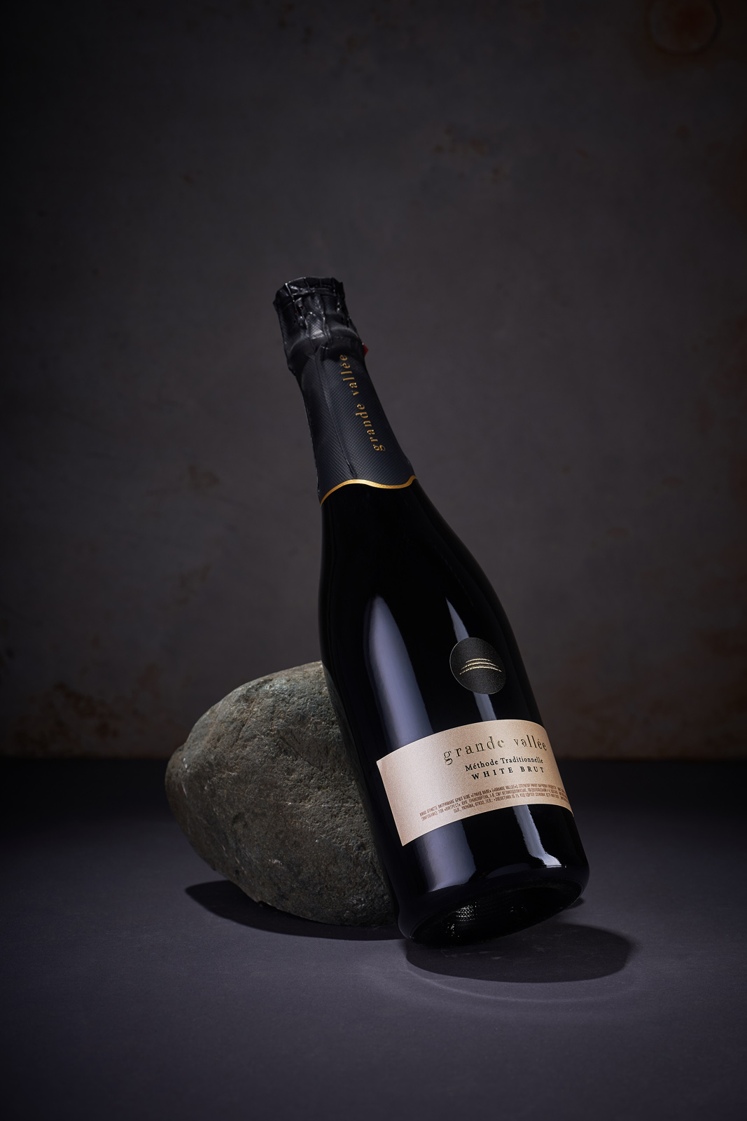 極簡(jiǎn)主義的起泡酒包裝設(shè)計(jì)這樣做(圖4)