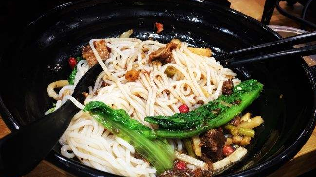 龍柒螺螄粉品牌logo與食品包裝設(shè)計(jì)欣賞(圖2)